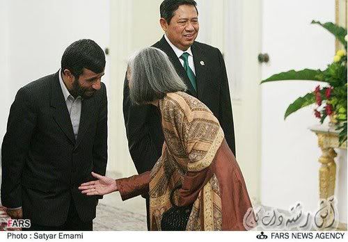 Ahmadinejad_handshake.jpg