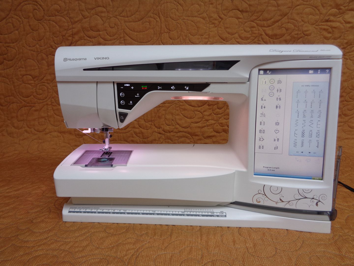 Husqvarna Viking Designer Diamond Deluxe Sewing Quilting Embroidery