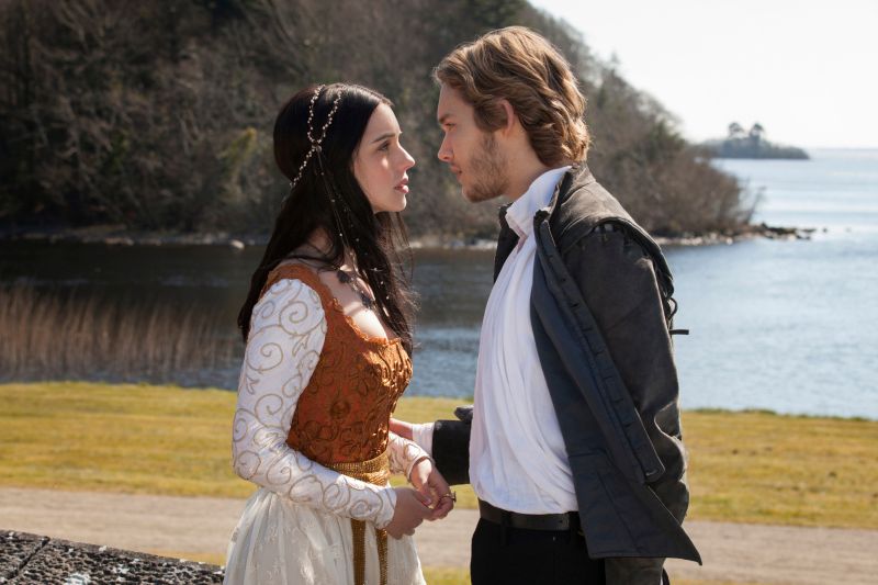 reign headband costumes series TV photo Adelaide-Kane-and-Toby-Regbo-of-Reign.jpg