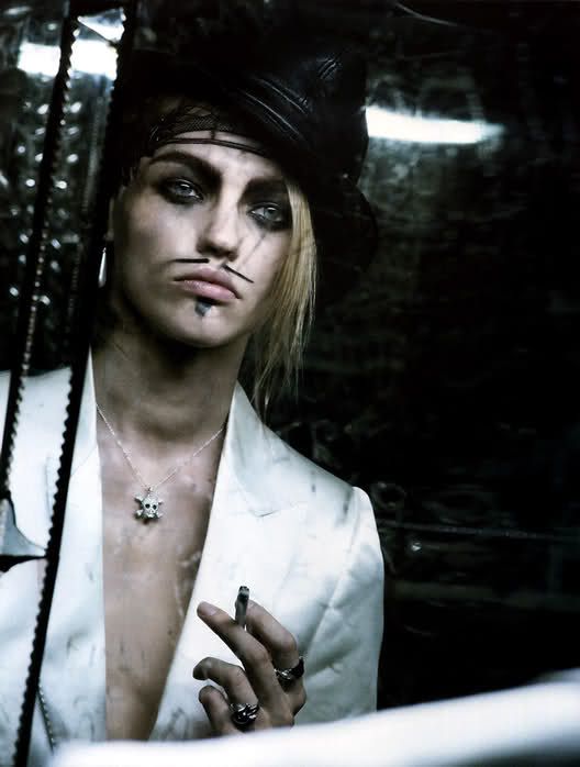 John Galliano dans la peau du photo lw28g.jpg