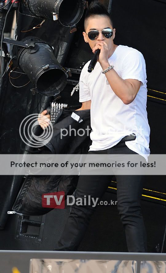 Taeyang performs (and makes funny faces) at Supertraxx – Press Photos ...